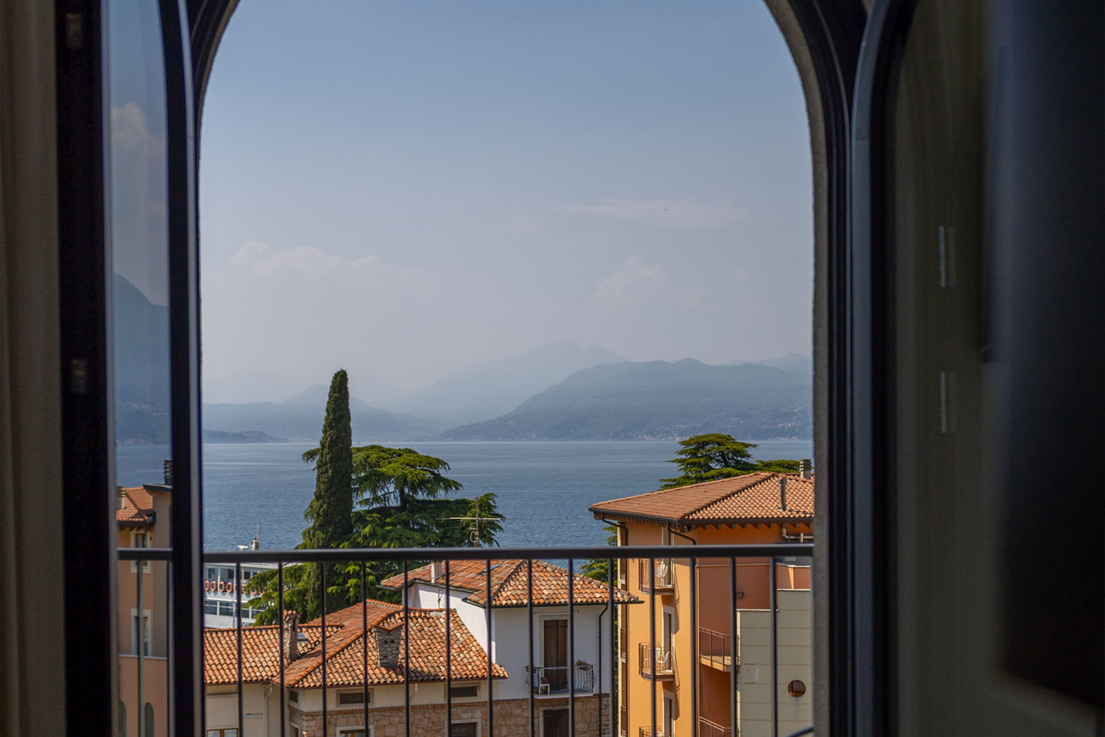 Camera con scorci sul lago di Garda a Torri del Benaco