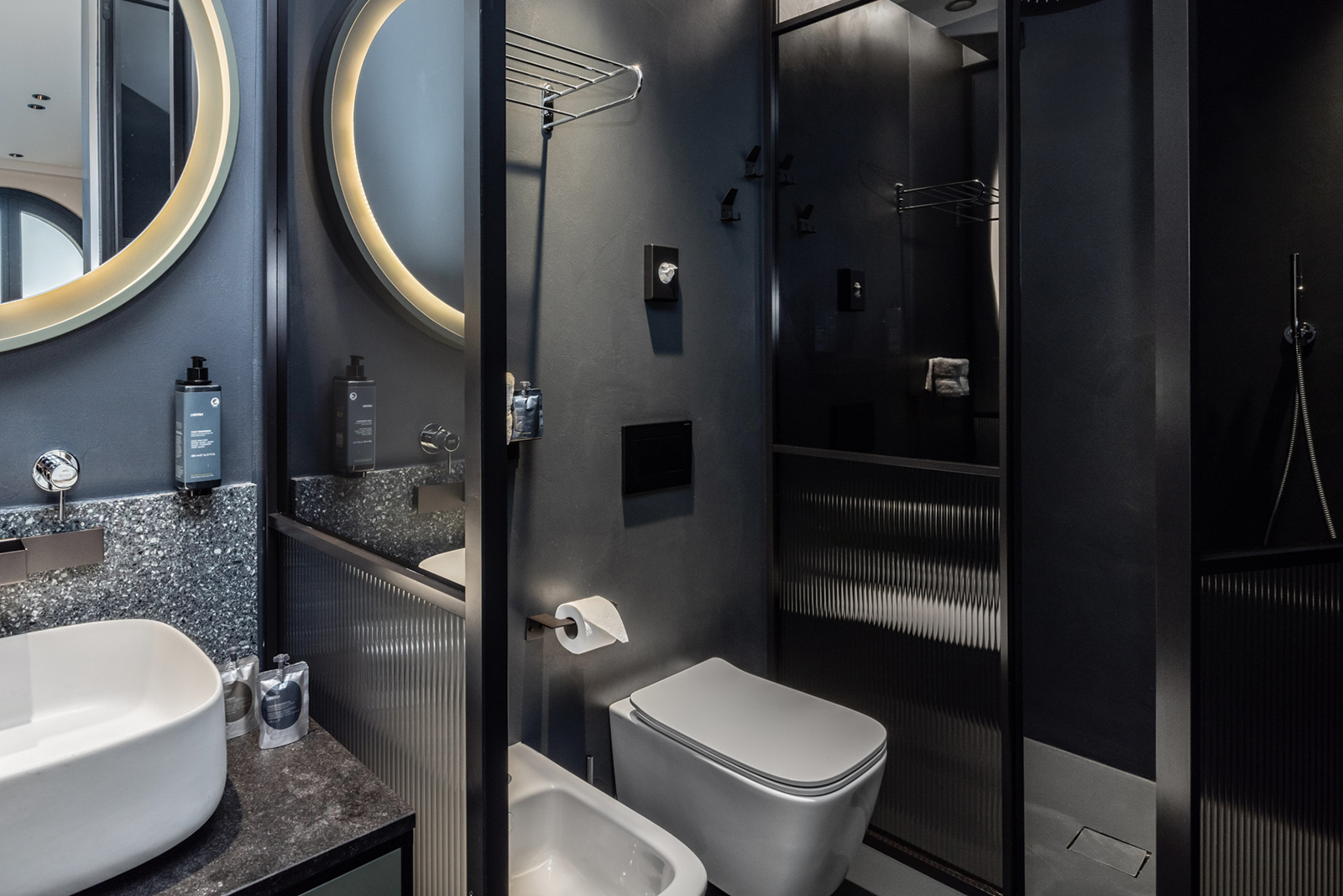 Doccia walk-in della Junior Suite a Torri del Benaco