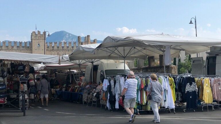 Mercato settimanale nel centro storico di Torri del Benaco | HOTEL AL CAMINETTO S.A.S. di Consolini G. & C.