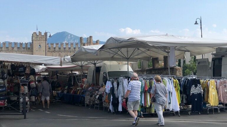 Mercadillo semanal en el centro histórico de Torri del Benaco | HOTEL AL CAMINETTO S.A.S. di Consolini G. & C.