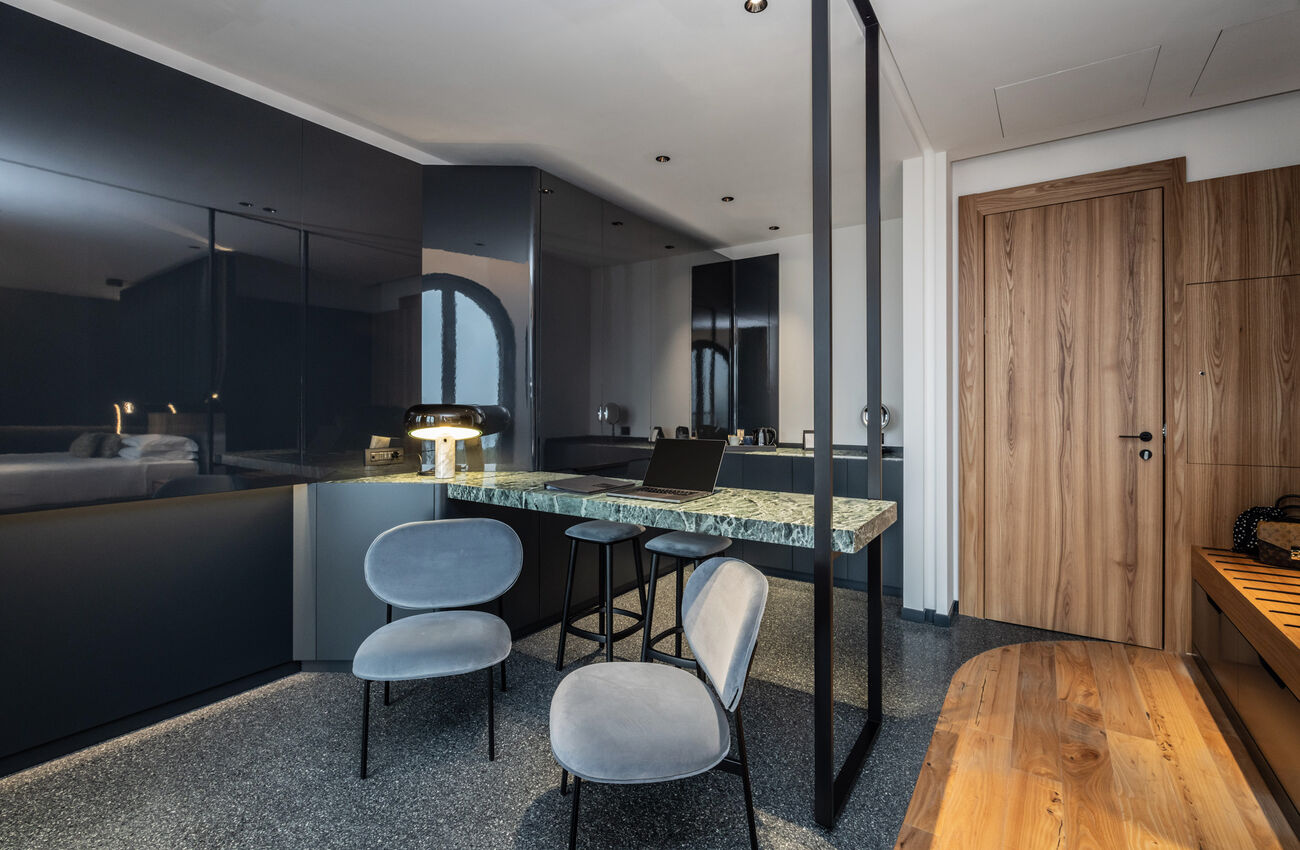 Suite vista lago | Attraverso le grandi vetrate, la luce e i colori del Lago di Garda si riflettono in un’atmosfera senza tempo. Tocchi di blu e verde, un’eleganza discreta votata al comfort, e una vasca da bagno freestanding.