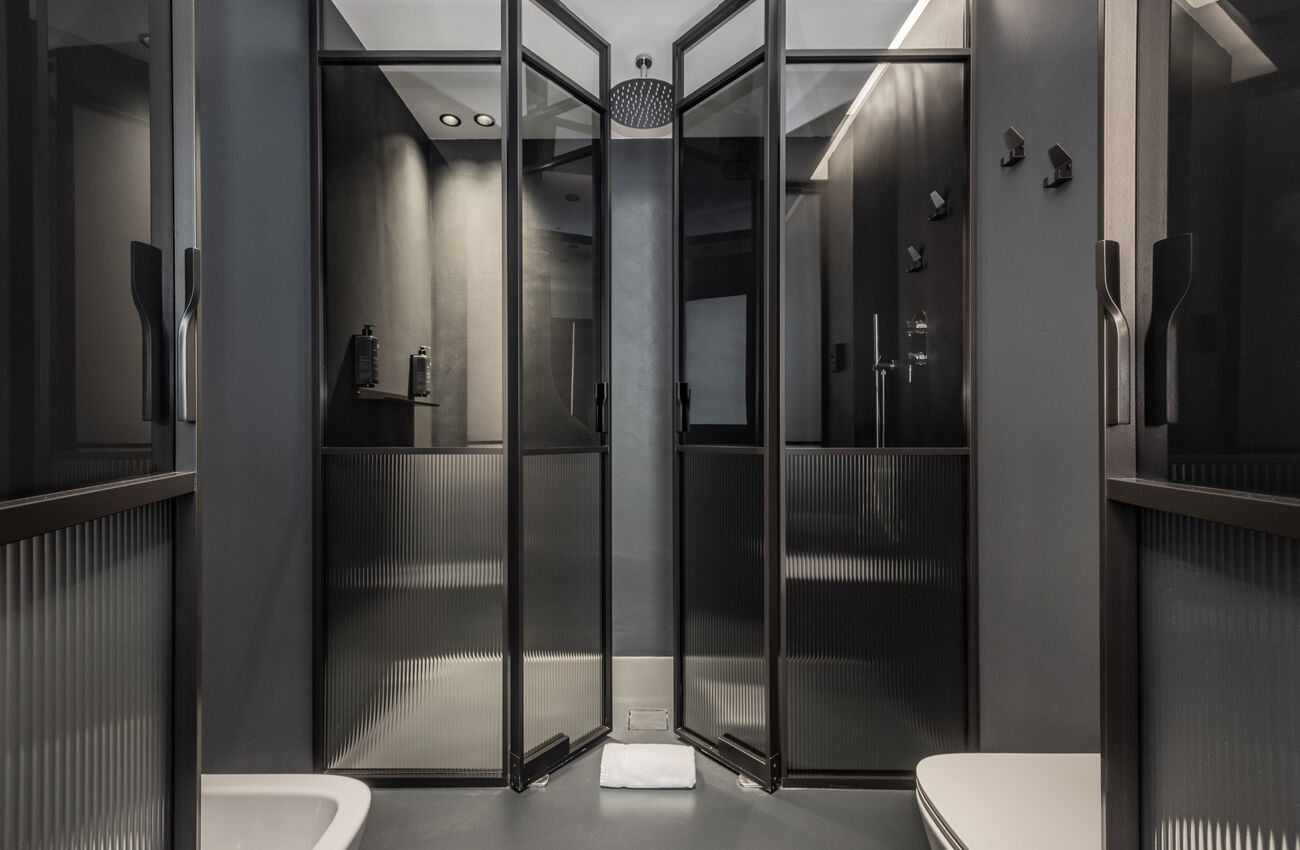 Suite vista lago | Attraverso le grandi vetrate, la luce e i colori del Lago di Garda si riflettono in un’atmosfera senza tempo. Tocchi di blu e verde, un’eleganza discreta votata al comfort, e una vasca da bagno freestanding.