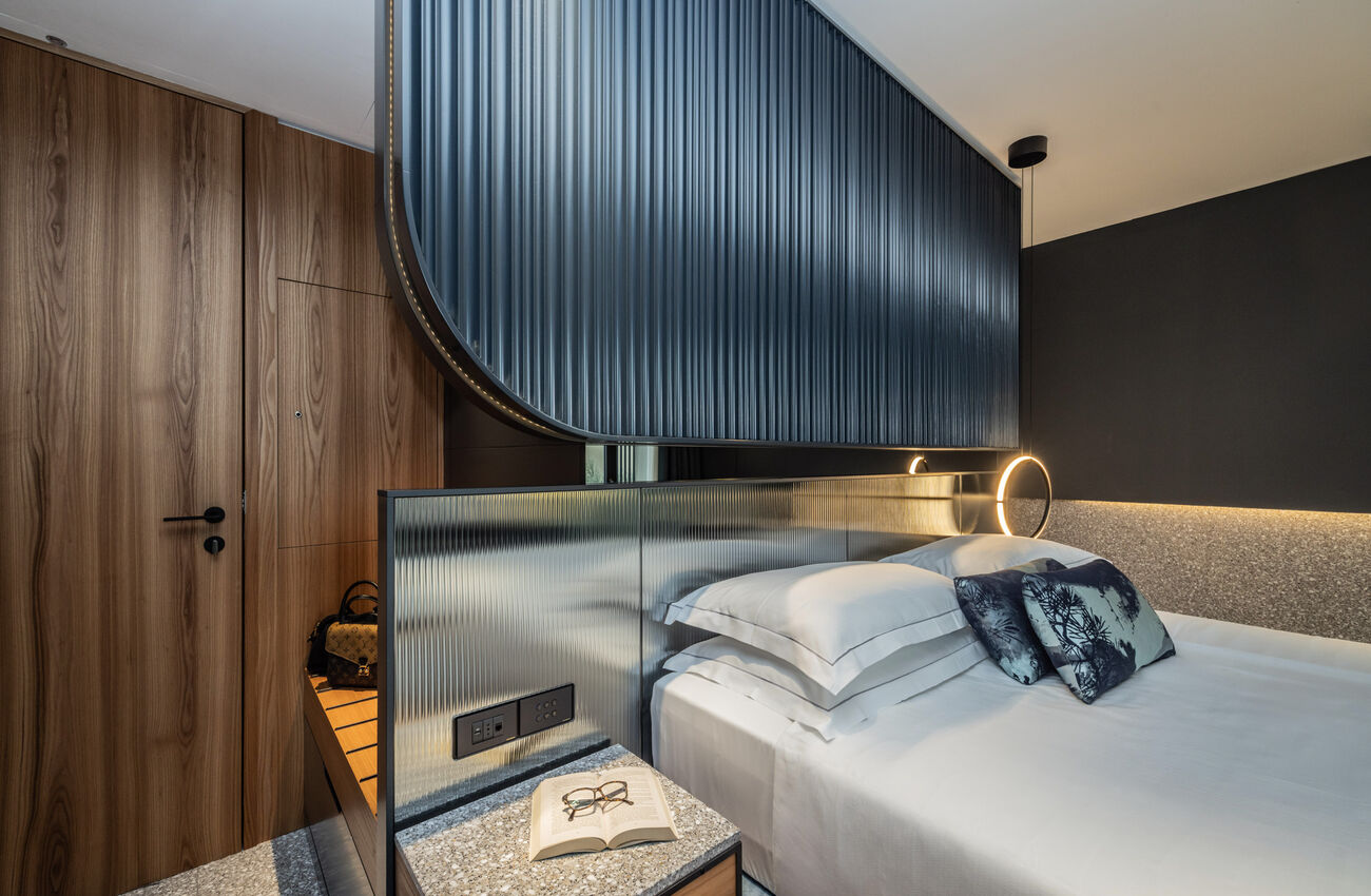 Junior suite | Ogni elemento trova il proprio posto in un equilibrio silenzioso tra forme e colori, calibrati per coesistere in armonia. La doccia walk-in si integra nello spazio con una presenza leggera, percettiva.