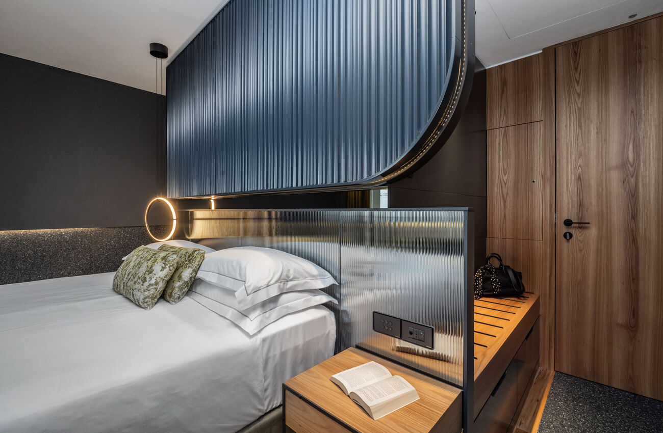 Junior suite | Ogni elemento trova il proprio posto in un equilibrio silenzioso tra forme e colori, calibrati per coesistere in armonia. La doccia walk-in si integra nello spazio con una presenza leggera, percettiva.
