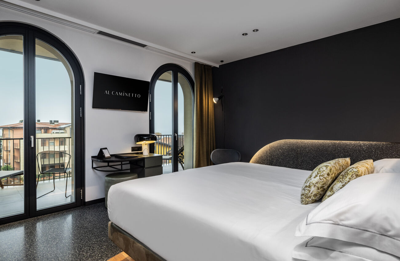 Junior suite vista lago laterale | Un’atmosfera che nasce dall’incontro di volumi e proporzioni, pensati per convivere in equilibrio e continuità. Presenza naturale, la doccia walk-in fluisce nello spazio senza forzature. 